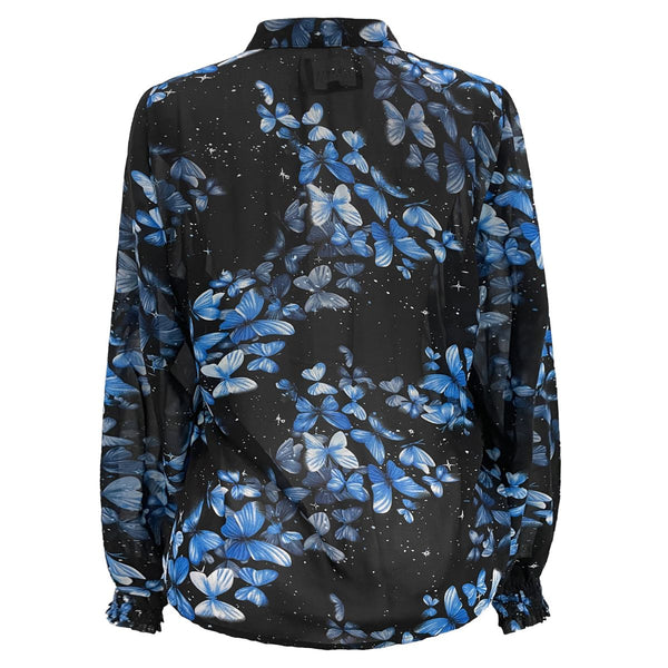 MAG LS V-NECK SHIRT BLACK BLUE BUTTERFLY

Smuk skjorte fra Liberté. Mag LS v-neck shirt har kinakrave, lange ærmer med smock ærmer og lukkes med fem blanke guldknapper fortil. Smukke farver i sort, hvid og blålig nuancer. Den har en almindelig løs pasform.



Kinakrave, lange ærmer, smock og knapper
Sommerfulg/Blomsterprint i mange farver
Gennemsigtig, kan bruges med en top inden under
Normal løs pasform


Størrelsesguide: Mag LS V-Neck shirt er normal i størrelsen. Vælg den størrelse du plejer at bruge.