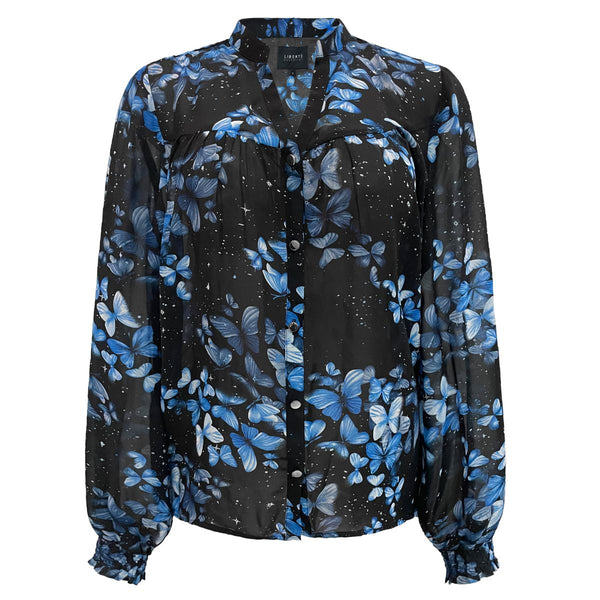 MAG LS V-NECK SHIRT BLACK BLUE BUTTERFLY

Smuk skjorte fra Liberté. Mag LS v-neck shirt har kinakrave, lange ærmer med smock ærmer og lukkes med fem blanke guldknapper fortil. Smukke farver i sort, hvid og blålig nuancer. Den har en almindelig løs pasform.



Kinakrave, lange ærmer, smock og knapper
Sommerfulg/Blomsterprint i mange farver
Gennemsigtig, kan bruges med en top inden under
Normal løs pasform


Størrelsesguide: Mag LS V-Neck shirt er normal i størrelsen. Vælg den størrelse du plejer at bruge.