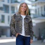 MAILAU JACKET LEO

Milau jacket er en super lækker denim jakke i et smukt leopardprint fra Prepair. Jakken med fine detaljer. Jakken har et loose fit med store pyntelommer på brystet. Jakken er med krave og lukkes med fem knapper.

Leo print
Loose fit
Denim jakke
Macthende bukser

Størrelsesguide: Jakken&nbsp;er normale i størrelsen.