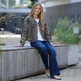 MAILAU JACKET LEO

Milau jacket er en super lækker denim jakke i et smukt leopardprint fra Prepair. Jakken med fine detaljer. Jakken har et loose fit med store pyntelommer på brystet. Jakken er med krave og lukkes med fem knapper.

Leo print
Loose fit
Denim jakke
Macthende bukser

Størrelsesguide: Jakken&nbsp;er normale i størrelsen.