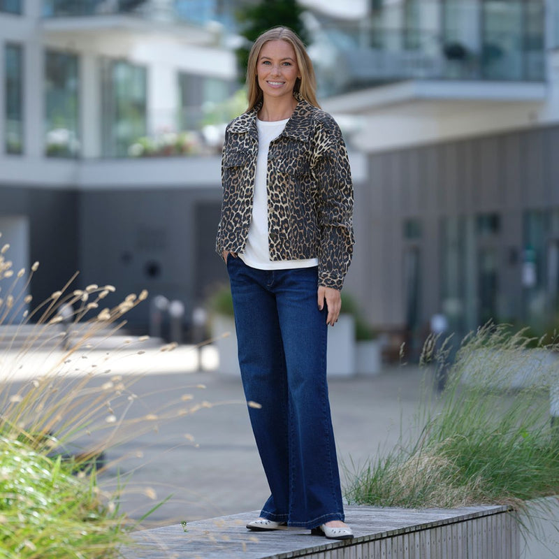 MAILAU JACKET LEO

Milau jacket er en super lækker denim jakke i et smukt leopardprint fra Prepair. Jakken med fine detaljer. Jakken har et loose fit med store pyntelommer på brystet. Jakken er med krave og lukkes med fem knapper.

Leo print
Loose fit
Denim jakke
Macthende bukser

Størrelsesguide: Jakken&nbsp;er normale i størrelsen.