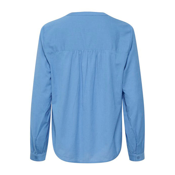 Blå bluse med v udskæring og stolpe ned fortil den har lange ærmer og rund hals set bagfra hvor man kan se overskæring