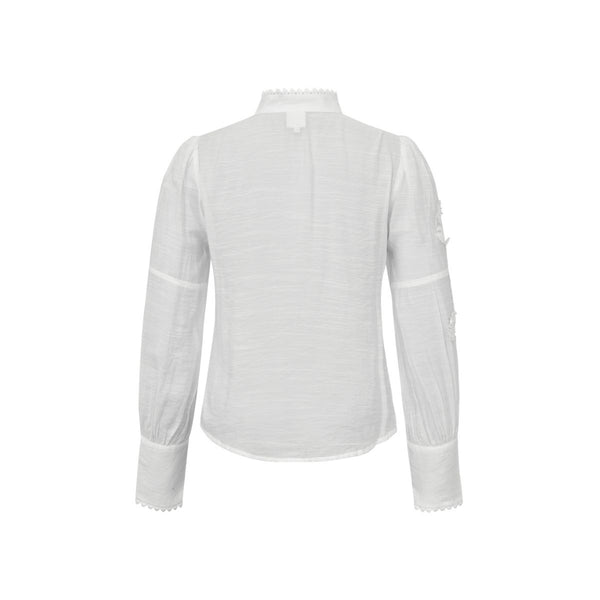 MALLAGO SHIRT OFF-WHITE

Feminine bluse med fine detaljer fra&nbsp;Gossia. Blusen har lange ærmer, broderi patches med perler og hjerte blonde i håndled, forkant og ved krave. Blusen lukkes med små perleknapper.&nbsp;

Rundhals, lange ærmer, broderi patches og perler
Off white/rå hvid

Størrelsesguide: MallaGo shirt&nbsp;er normal i størrelsen.&nbsp;