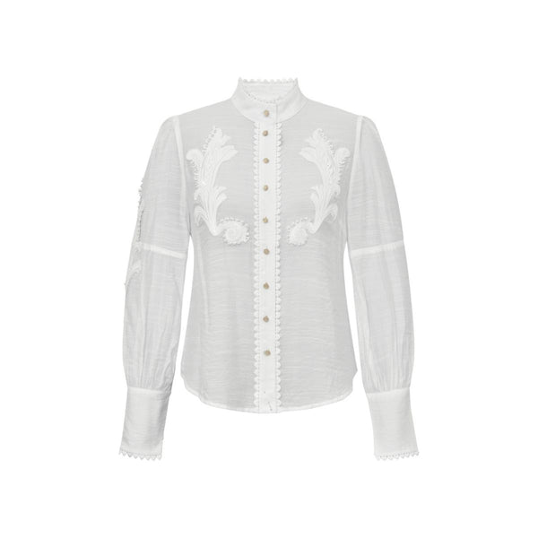 MALLAGO SHIRT OFF-WHITE

Feminine bluse med fine detaljer fra&nbsp;Gossia. Blusen har lange ærmer, broderi patches med perler og hjerte blonde i håndled, forkant og ved krave. Blusen lukkes med små perleknapper.&nbsp;

Rundhals, lange ærmer, broderi patches og perler
Off white/rå hvid

Størrelsesguide: MallaGo shirt&nbsp;er normal i størrelsen.&nbsp;