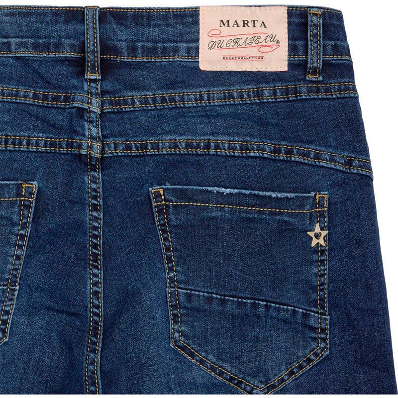 Mørkeblå jeans med simili sten og knapper fortil de har lommer for og bag set bagfra på lommer