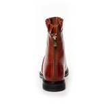 Cognac farvet skind støvle med flæser og rund snude samt lille hæl set fra bagfra hvor man kan se lynlås
