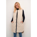 Lang quilted vest i beige med knapper med model