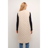 Lang quilted vest i beige med knapper med model