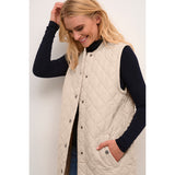 Lang quilted vest i beige med knapper med model