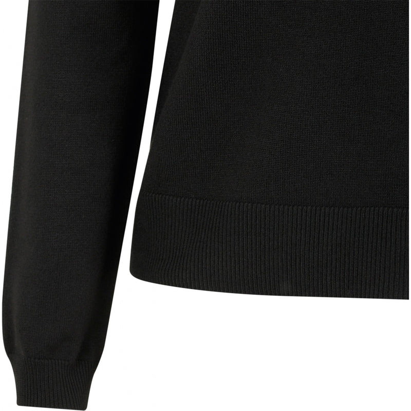 Sort cardigan med knapper og ribkanter den har rund hals og lange ærmer set tæt på ribkanter