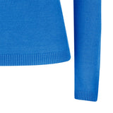 Blå rullekrave strik med lange ærmer og ribkanter og en tætsiddende pasform set tæt på rib på ærme