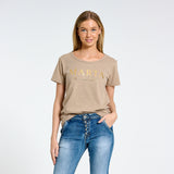 bomulds t-shirt fra Marta med rundhals og guldtryk på brystet i sandfarve