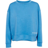 Blå sweatshirt fra prepair med rund hals og lange ærmer det er en loose og kort model med tekst i venstre side set forfra