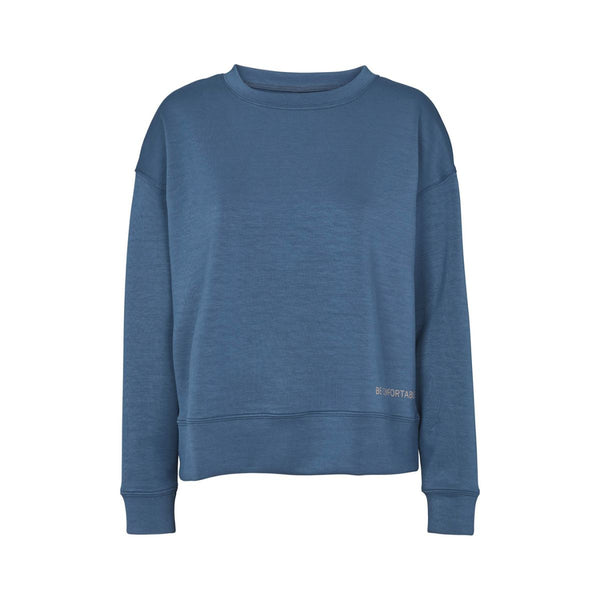 MARY SWEATSHORT BLUE&nbsp;  Super cool sweatshirt fra Prepair, i en virkelig flot blå farve. Mary Sweatshirt er en smart loose og kort model, den har rund i halsen og et fint statement i venstre side, med teksten "Be comfortable"&nbsp;  Rund hals og lange ærmer&nbsp; Farven er blå Kort løs boxfit model