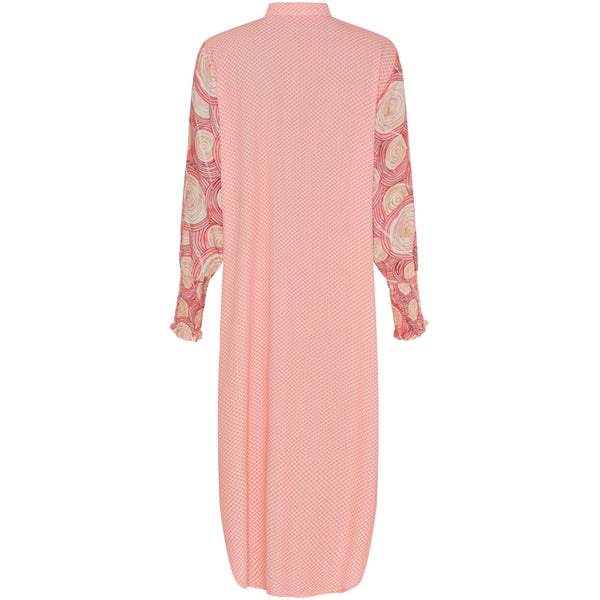 Lang kjole i lyserøde toner og med et fint print har lange ærmer med smock er gennmknappet og har almindelig skjortekrave set bagfra hvor der er tern