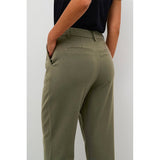 Grønne habit bukser med knap og lynlås samt 7/8 længde set bagfra tæt på på model