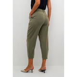 Grønne habit bukser med knap og lynlås samt 7/8 længde set bagfra på model