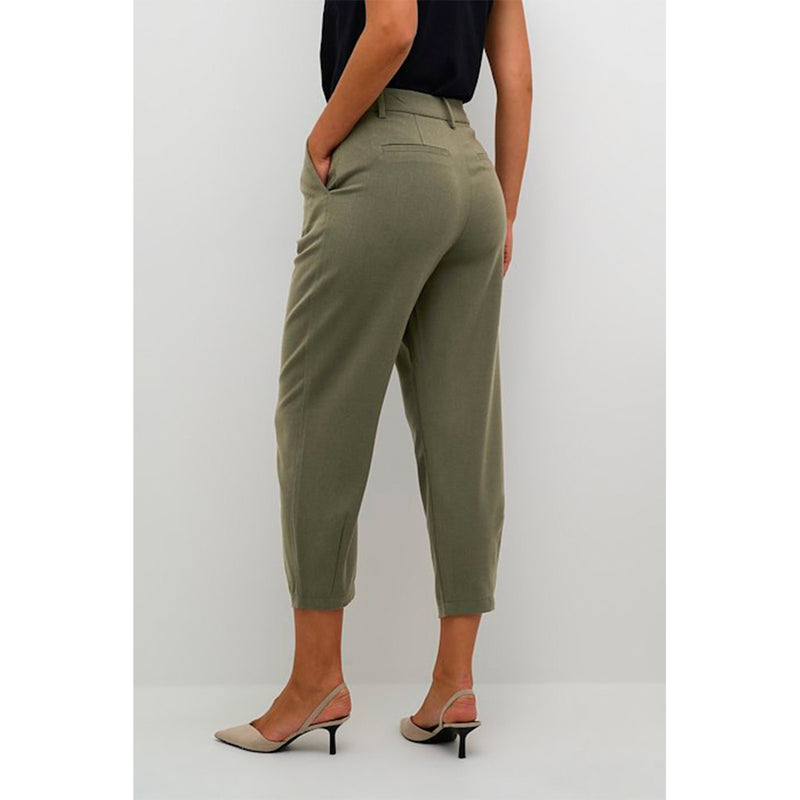 Grønne habit bukser med knap og lynlås samt 7/8 længde set bagfra på model