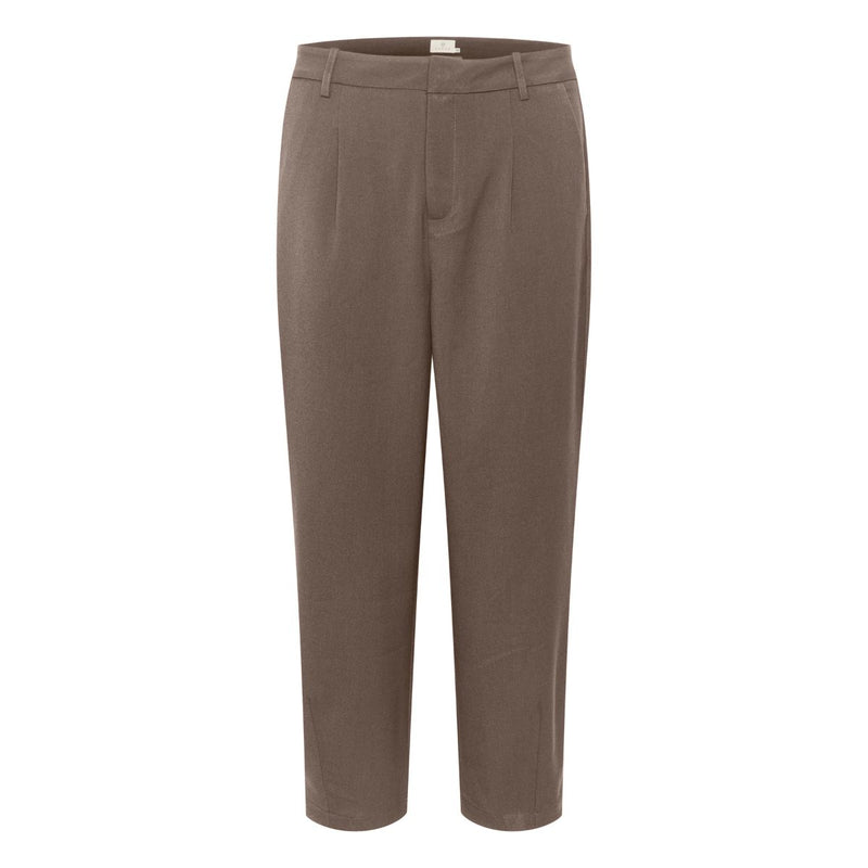 MERLE 7/8 PANTS SUITING MAJOR BROWN

Smarte klassiske bukser fra Kaffe. Merle pant er fast i livet, har to skrålommer og paspel baglommer. De har god vidde i buksebenene og stumper lidt i længden. Merle pant lukkes med knap, hægte og lynlås.



Skrålommer, paspel lommer, bæltestropper og læg foran
7/8 benlængde
Brun
Fås i flere farver
Normal til høj talje
Normal pasform