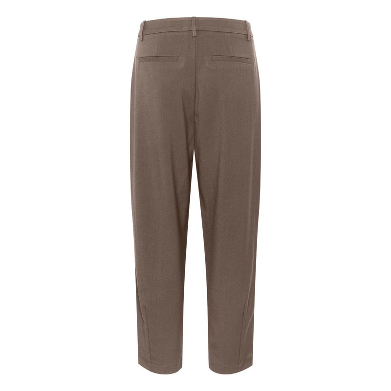 MERLE 7/8 PANTS SUITING MAJOR BROWN

Smarte klassiske bukser fra Kaffe. Merle pant er fast i livet, har to skrålommer og paspel baglommer. De har god vidde i buksebenene og stumper lidt i længden. Merle pant lukkes med knap, hægte og lynlås.



Skrålommer, paspel lommer, bæltestropper og læg foran
7/8 benlængde
Brun
Fås i flere farver
Normal til høj talje
Normal pasform