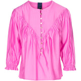 Pink bluse med flade knapper ned fortil den har tre kvart ærmer med elastik set forfra