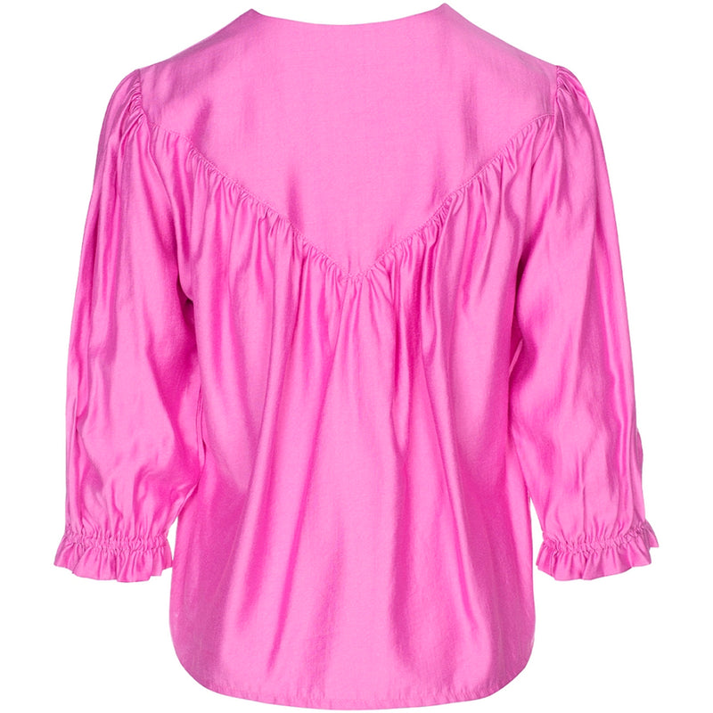 Pink bluse med flade knapper ned fortil den har tre kvart ærmer med elastik set bagfra