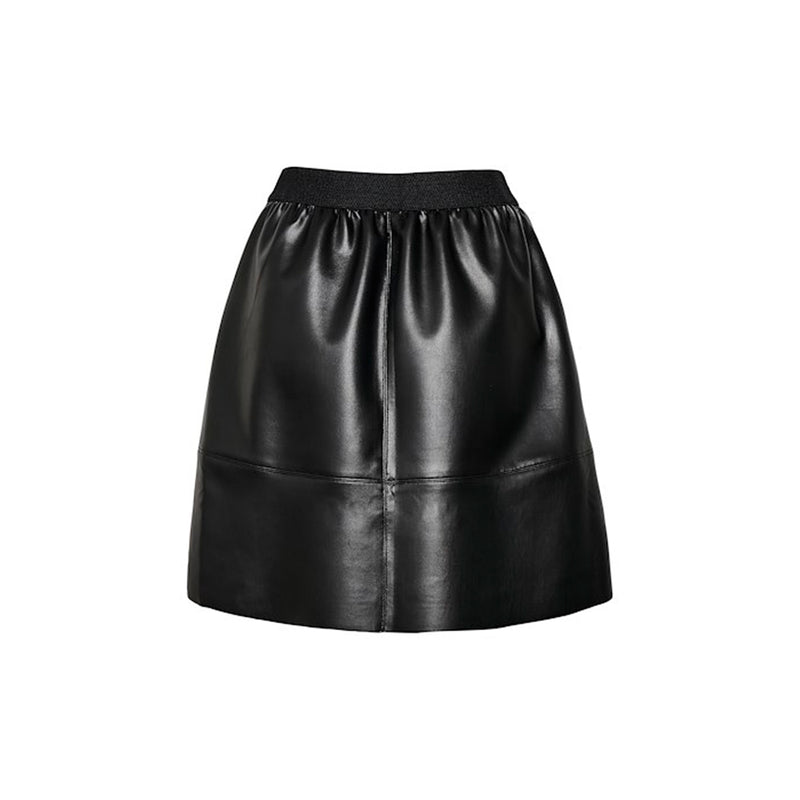 Sort kort nederdel med en lille smule vidde og i en sort læder look a like den har elastik i taljen og et inddelt i felter set bagfra