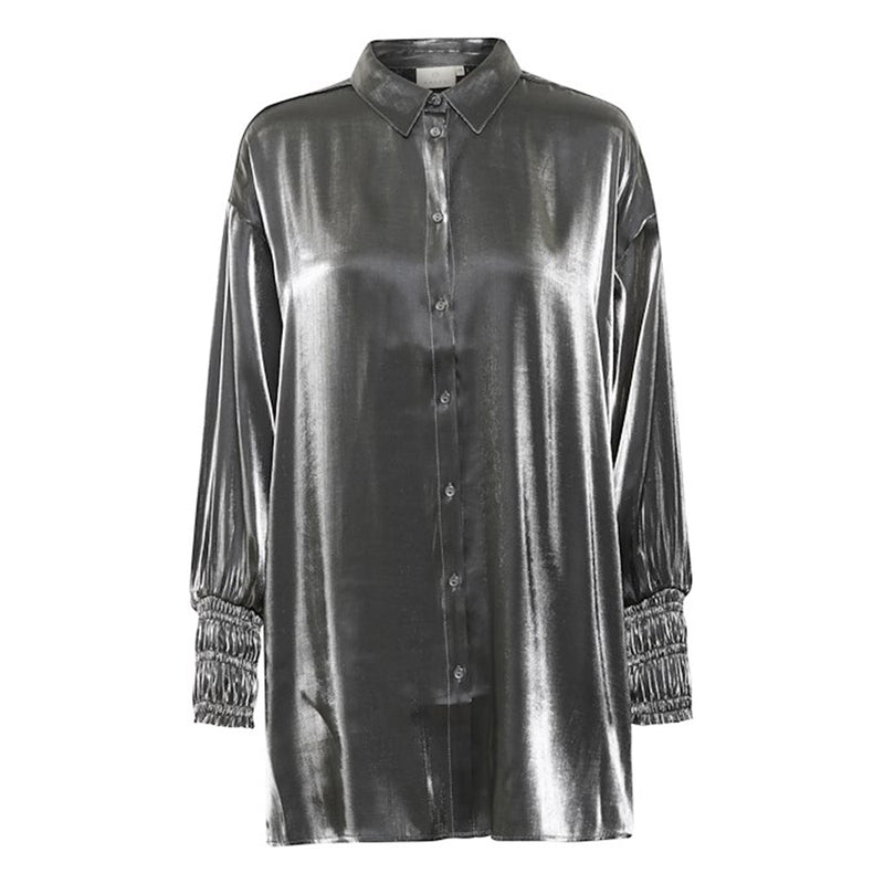 Sølvfarvet lang skjorte eller tunika som er gennemknappet har almindleig skjortekrave og et et bredt smock stykke set forfra