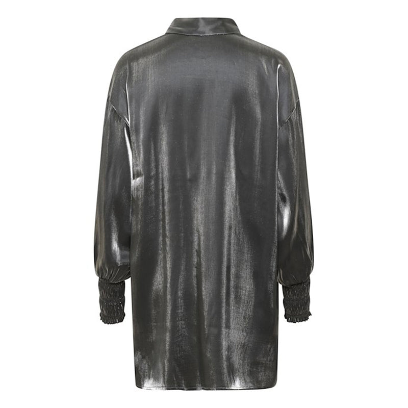 Sølvfarvet lang skjorte eller tunika som er gennemknappet har almindleig skjortekrave og et et bredt smock stykke set bagfra