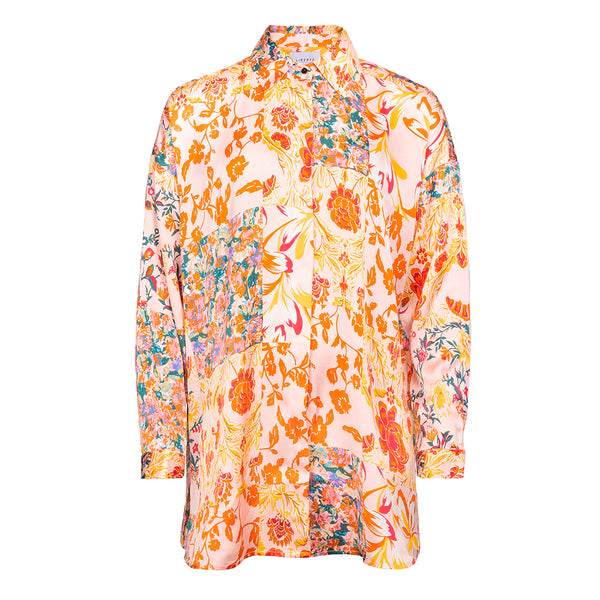 Halv lang skjorte med blomsterprint i orange rosa blå og grønne toner den har almindelig skjortekrave lange ærmer og knapper ned fortil set forfra