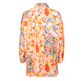 Halv lang skjorte med blomsterprint i orange rosa blå og grønne toner den har almindelig skjortekrave lange ærmer og knapper ned fortil set bagfra