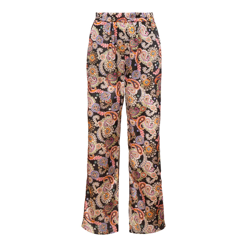 Sorte bukser med med paisley print i rosa røde lilla og grønne nuancer der er elastik i livet og lommer i siden set forfra