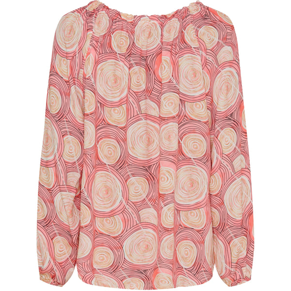 Klassisk rosa bluse med et fint print den har bådudskæring med elastik og stolpe ned fortil med små knapper den har lange ærmer som afsluttes med elastik set bagfra