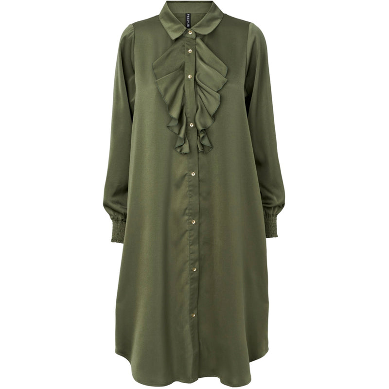 Dyb mørkegrøn eller army grøn satin kjole fra prepair den er gennemknappet med guldknapper har almindelig skjortekrave og kalvekrøs fortil den har lange ærmer som afsluttes med smock set forfra