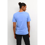 Lyseblå t-shirt fra kaffe med rund hals og tekst i sand TRUE BLUE set bagfra på kaffe model