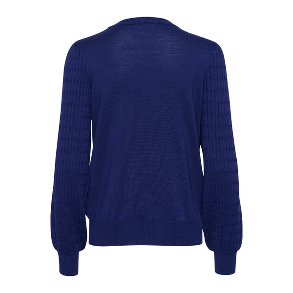 NANNA PULLOVER BEACON BLUE  Lækker elastisk strikket pullover fra Kaffe. Nanna pullover har rund hals, lange ærmer med strikket mønster og rib kanter ved hals, ved ærme afslutning og i bunden. Den er perfekt til et par jeans eller indenunder et jakkesæt.   Elastisk Rund hals, lange ærmer og rib kanter Strikket mønster Fin denim blå farve  Normal kropsnær pasform Fåes i flere farver