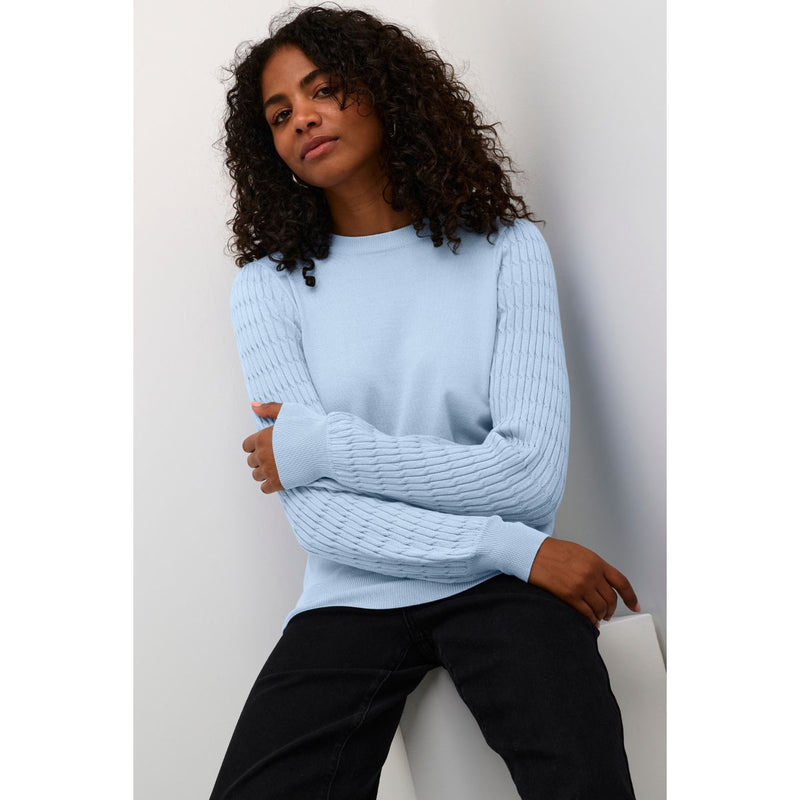 NANNA PULLOVER CELESTIAL BLUE  Lækker elastisk strikket pullover fra Kaffe. Nanna pullover har rund hals, lange ærmer med strikket mønster og rib kanter ved hals, ved ærme afslutning og i bunden. Den er perfekt til et par jeans eller indenunder et jakkesæt.   Elastisk Rund hals, lange ærmer og rib kanter Strikket mønster Fin lyse blå farve  Normal kropsnær pasformNANNA PULLOVER CELESTIAL BLUE  Lækker elastisk strikket pullover fra Kaffe. Nanna pullover har rund hals, lange ærmer med strikket mønster og rib 