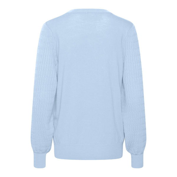 NANNA PULLOVER CELESTIAL BLUE  Lækker elastisk strikket pullover fra Kaffe. Nanna pullover har rund hals, lange ærmer med strikket mønster og rib kanter ved hals, ved ærme afslutning og i bunden. Den er perfekt til et par jeans eller indenunder et jakkesæt.   Elastisk Rund hals, lange ærmer og rib kanter Strikket mønster Fin lyse blå farve  Normal kropsnær pasform