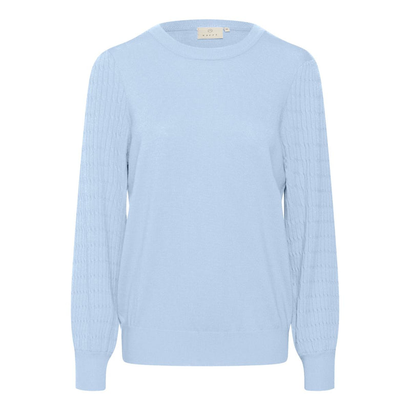 NANNA PULLOVER CELESTIAL BLUE  Lækker elastisk strikket pullover fra Kaffe. Nanna pullover har rund hals, lange ærmer med strikket mønster og rib kanter ved hals, ved ærme afslutning og i bunden. Den er perfekt til et par jeans eller indenunder et jakkesæt.   Elastisk Rund hals, lange ærmer og rib kanter Strikket mønster Fin lyse blå farve  Normal kropsnær pasform