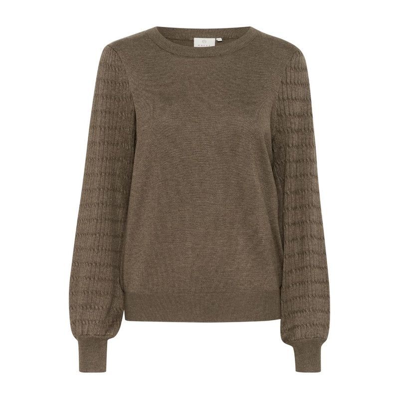 NANNA PULLOVER MAJOR BROWN MELANGE  Lækker elastisk strikket pullover fra Kaffe. Nanna pullover har rund hals, lange ærmer med strikket mønster og rib kanter ved hals, ved ærme afslutning og i bunden. Den er perfekt til et par jeans eller indenunder et jakkesæt.   Elastisk Rund hals, lange ærmer og rib kanter Strikket mønster Fin brun,grå, grøn farve  Normal kropsnær pasform Fåes i flere farver