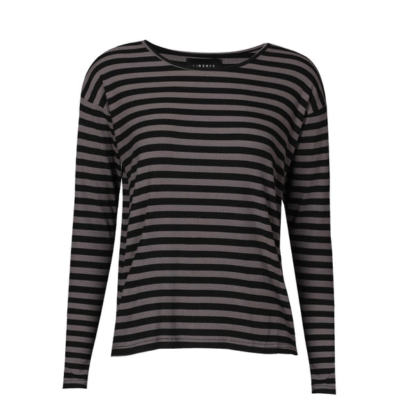 NATALIA LS BOXY BLOUSE

Fin rib strikket bluse fra Liberté. Natalia LS blouse har rund hals og lange ærmer. Den har en elastisk tætsiddende pasform.



Rund hals, lange ærmer
Stribet i farverne grå og sort
Tætsiddende pasform


Størrelsesguide:&nbsp;Natalia LS Boxy blouse er normal i størrelsen. Ønsker du den knap så tætsiddende, kan du vælge en størrelse større.