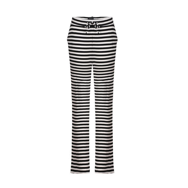 NATALIA STRAIGHT PANTS BLACK CREME STRIPE

Skønne, lækre og bare virkelig bløde rib/stribet bukser fra&nbsp;Liberté. Natalia straight pant har en bred elastik kant i livet med bindebånd og lommer. Natalia straight pant er i rib materiale med sort/hvide striber. Bukserne har lige op og ned ben. De har en normal løs pasform.


Bred elastik kant i livet, snøre og lommer

Stribet&nbsp;
Sort og hvid
Normal løs pasform
Findes bluse til

Størrelsesguide:&nbsp;Natalia straight pants er normal i størrelsen.