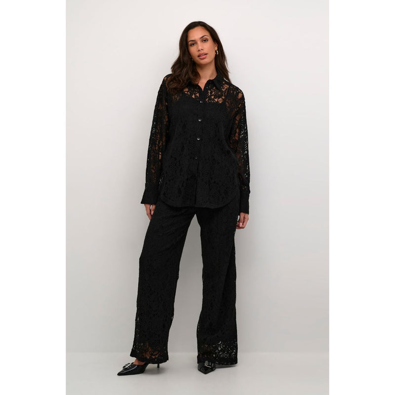 NELLY LACE SHIRT BLACK DEEP

Flot blonde skjorte i sort fra Kaffe. Nelly Lace shirt har almindelig skjortekrave, lange ærmer med manchet og knap. Lukkes med 6 sorte blanke knapper. Den er gennemsigtig i blonden, så vil være godt med en top inden under.



Skjorte krave og lange ærmer
Sorte knapper
Løs rummelig pasform


Størrelsesguide: Nelly Lace shirt er normal i størrelsen. Men den har en rummelig pasform. Ønsker du den ikke så rummelig, kan man tage den en størrelse mindre.&nbsp;