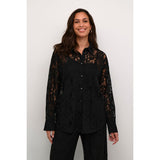 NELLY LACE SHIRT BLACK DEEP

Flot blonde skjorte i sort fra Kaffe. Nelly Lace shirt har almindelig skjortekrave, lange ærmer med manchet og knap. Lukkes med 6 sorte blanke knapper. Den er gennemsigtig i blonden, så vil være godt med en top inden under.



Skjorte krave og lange ærmer
Sorte knapper
Løs rummelig pasform


Størrelsesguide: Nelly Lace shirt er normal i størrelsen. Men den har en rummelig pasform. Ønsker du den ikke så rummelig, kan man tage den en størrelse mindre.&nbsp;