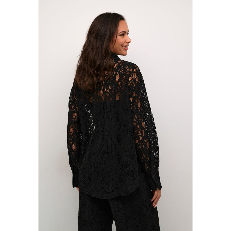 NELLY LACE SHIRT BLACK DEEP

Flot blonde skjorte i sort fra Kaffe. Nelly Lace shirt har almindelig skjortekrave, lange ærmer med manchet og knap. Lukkes med 6 sorte blanke knapper. Den er gennemsigtig i blonden, så vil være godt med en top inden under.



Skjorte krave og lange ærmer
Sorte knapper
Løs rummelig pasform


Størrelsesguide: Nelly Lace shirt er normal i størrelsen. Men den har en rummelig pasform. Ønsker du den ikke så rummelig, kan man tage den en størrelse mindre.&nbsp;