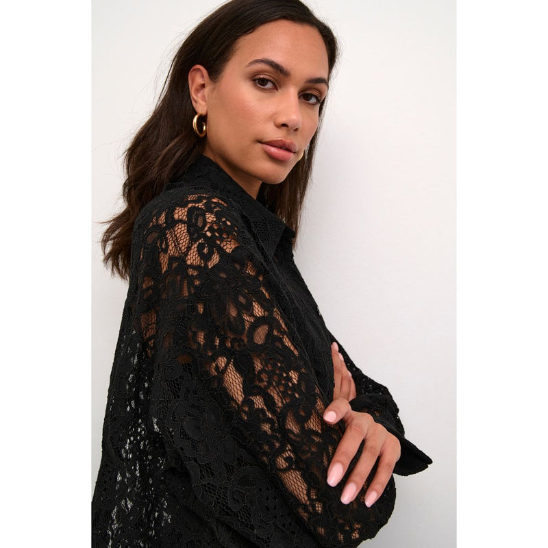 NELLY LACE SHIRT BLACK DEEP

Flot blonde skjorte i sort fra Kaffe. Nelly Lace shirt har almindelig skjortekrave, lange ærmer med manchet og knap. Lukkes med 6 sorte blanke knapper. Den er gennemsigtig i blonden, så vil være godt med en top inden under.



Skjorte krave og lange ærmer
Sorte knapper
Løs rummelig pasform


Størrelsesguide: Nelly Lace shirt er normal i størrelsen. Men den har en rummelig pasform. Ønsker du den ikke så rummelig, kan man tage den en størrelse mindre.&nbsp;