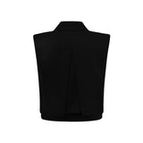 NIMIGO VEST BLACK&nbsp;

Meget smuk kort vest fra Gossia , i klassisk sort. NimiGO vest er i en blød viscose. Vesten har et super flot snit med skarpe skuldre, V-neck og lukkes med 2 guldknapper. Den kan&nbsp;styles med høje stiletter, loose fit track pants eller et par tailored pants for et skarpt business look.



Skarpe skuldre snit, V-neck og guld knapper
Klassisk sort

Kort model
Let figursyet

Alm pasform

Størrelsesguide: NimiGO Vest er normal i størrelsen.&nbsp;