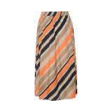 Lang nederdel med striber i orange sand beige og sort den har elastik i taljen lommer og slids i siden set bagfra