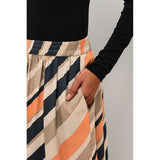 Lang nederdel med striber i orange sand beige og sort den har elastik i taljen lommer og slids i siden set tæt på lommer i siden
