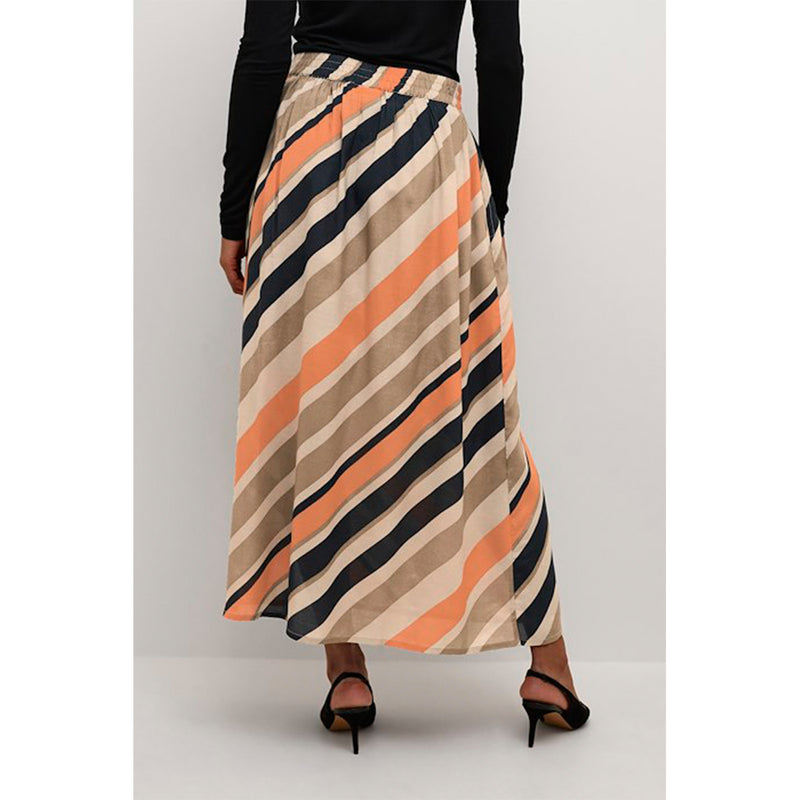 Lang nederdel med striber i orange sand beige og sort den har elastik i taljen lommer og slids i siden set bagfra på kaffe model
